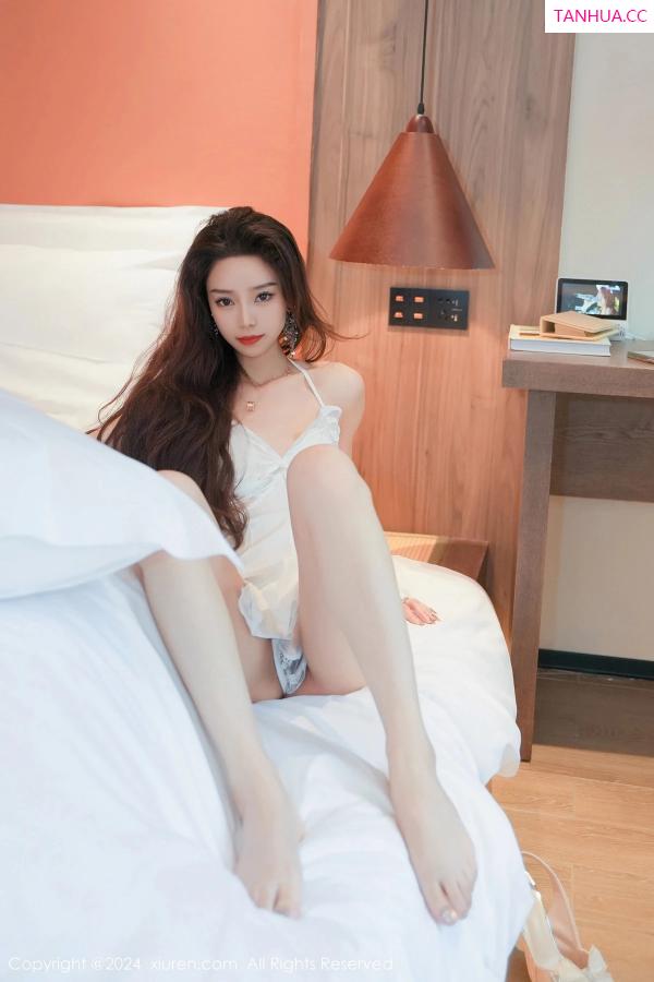   [XiuRen]高清写真图 2024.03.05 No.8176 苏曼兮 美腿妩媚第40张图片